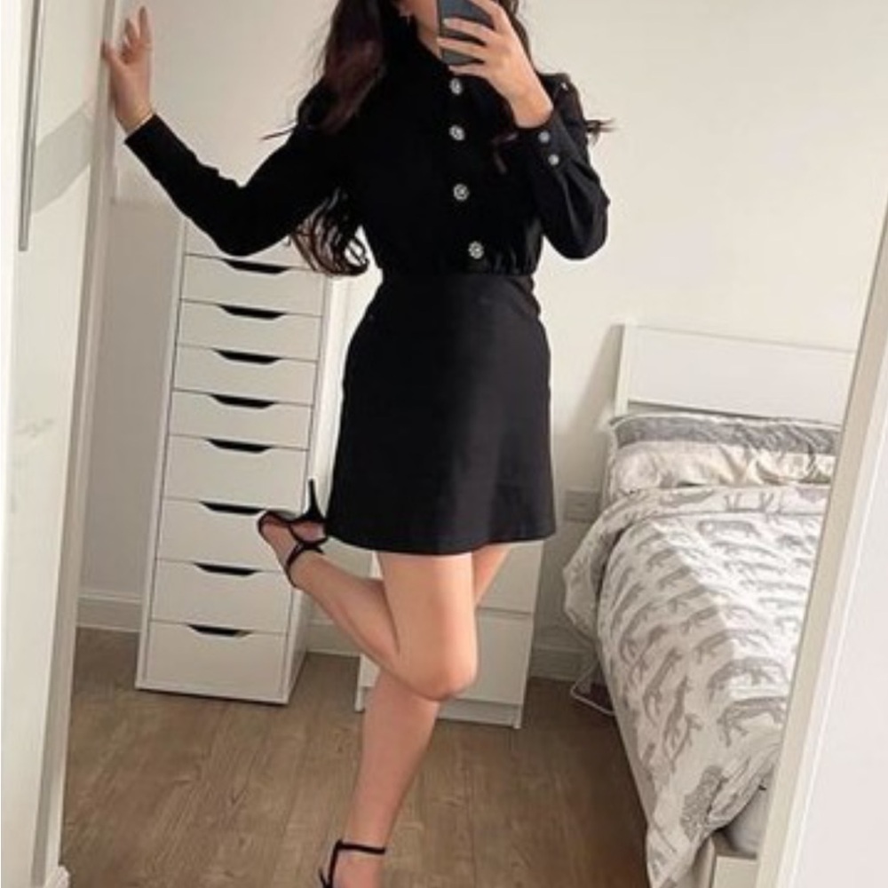 A-line mini skirt with duo pockets.